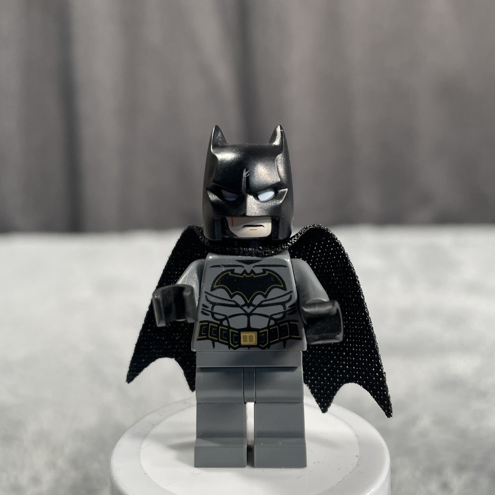 LEGO Super Heroes Minifigure Batman Gold Outline Belt and Crest (Genuine) Rare